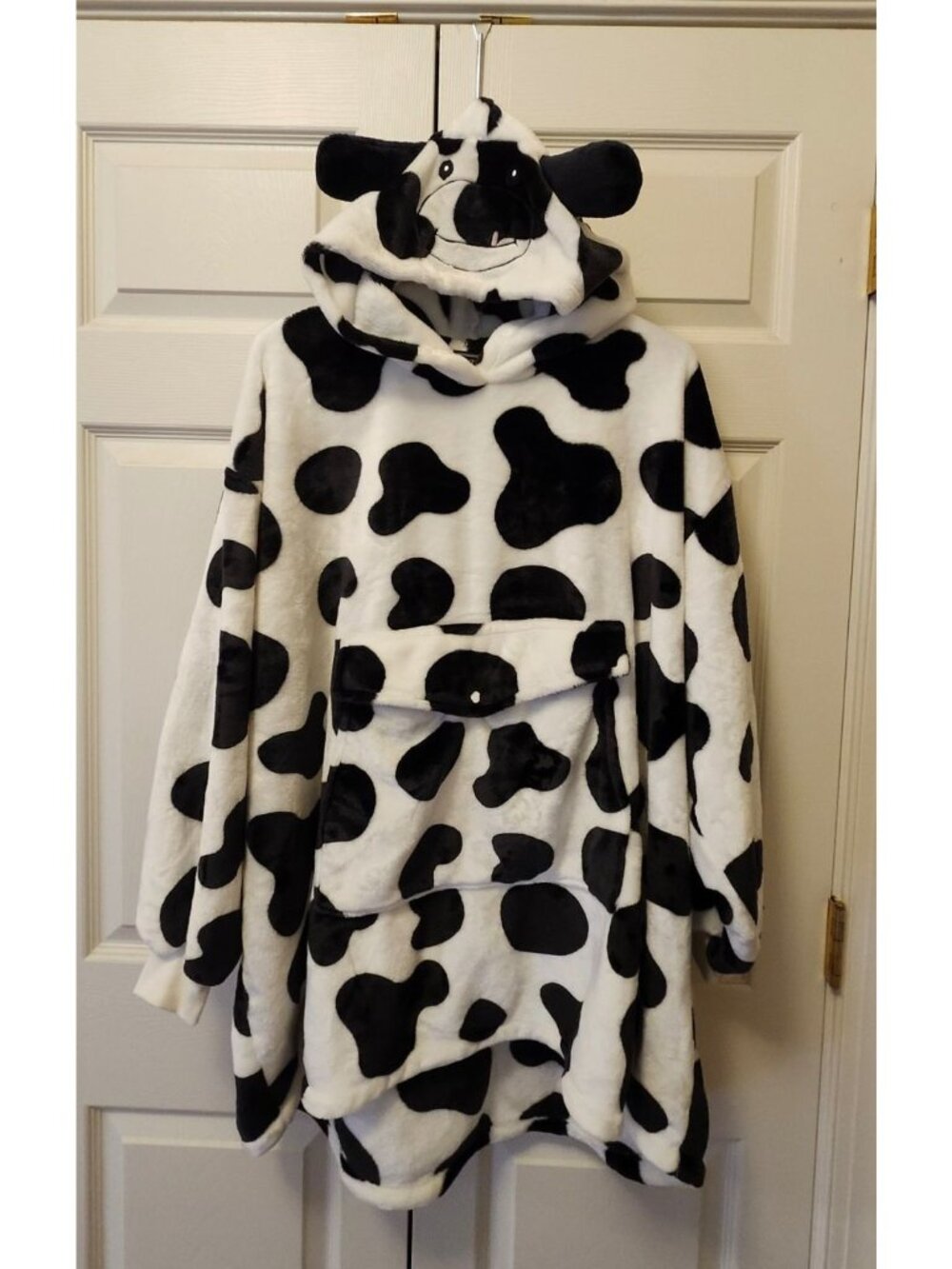 Throwzy by Marlo Lorenz Black White Cow Print Hooded Soft Pullover Size O/S